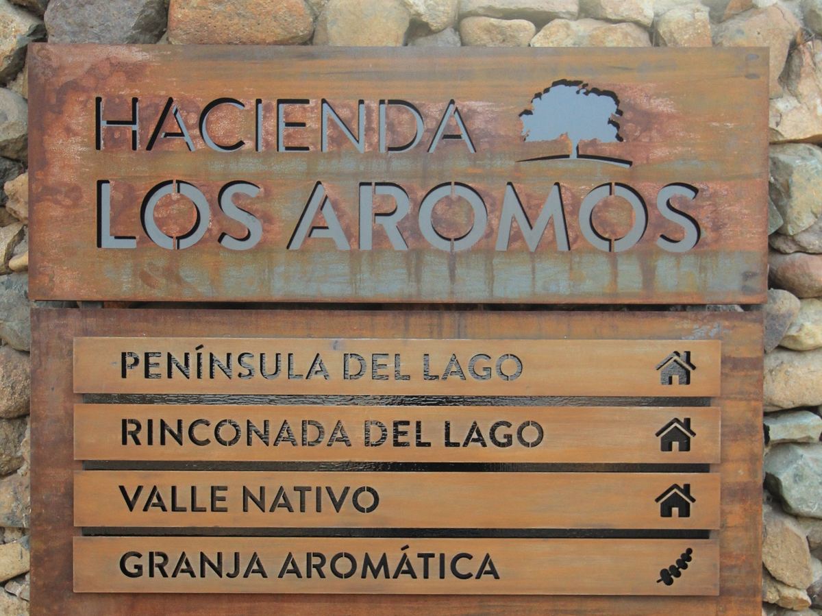 Entrada del proyecto Hacienda Los Aromos
