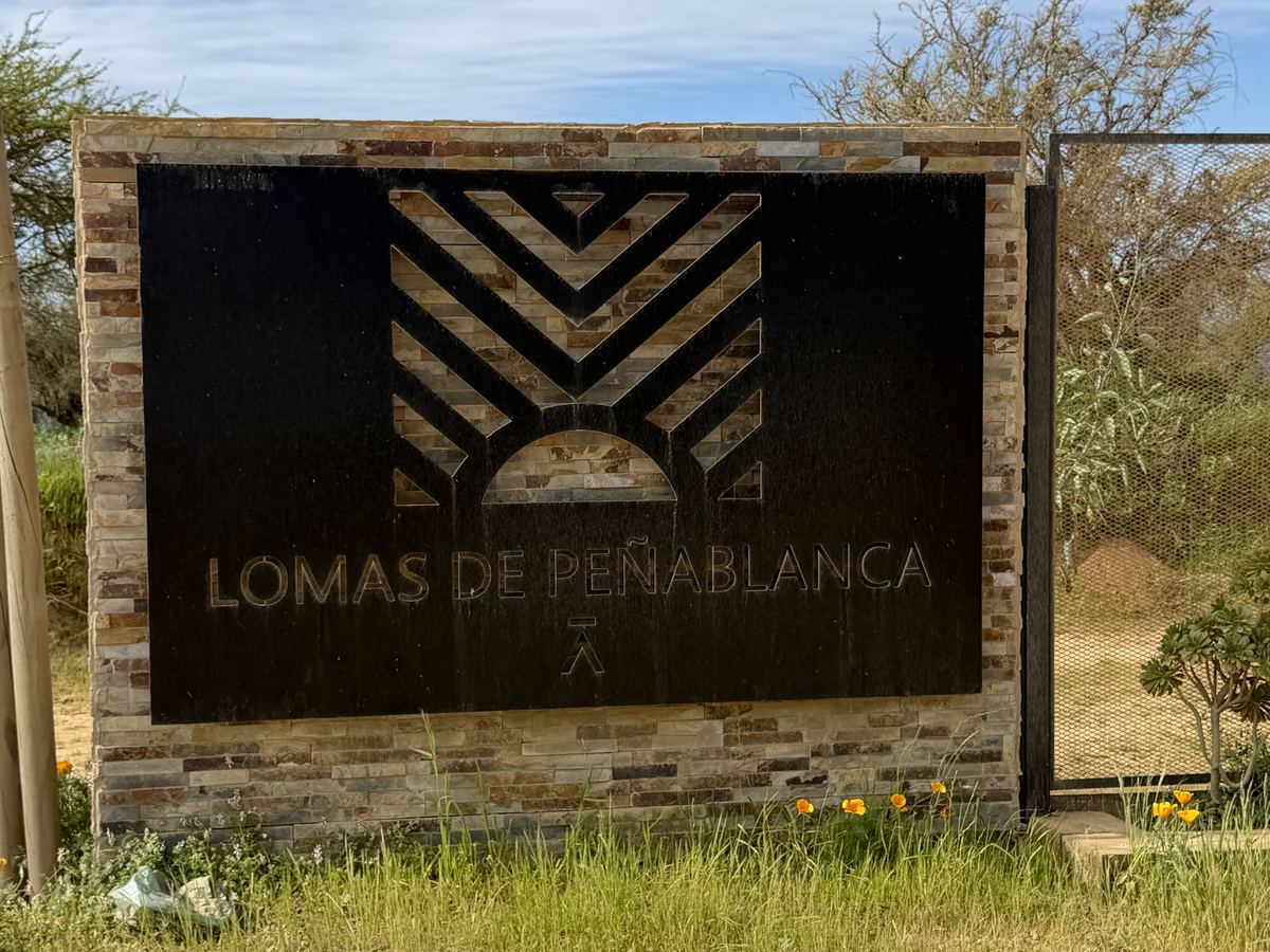 Entrada del proyecto Lomas de Peñablanca